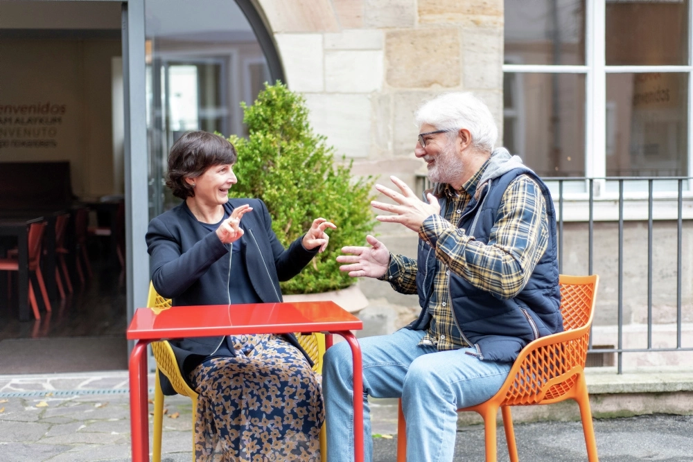 Eine Frau und ein Mann gebärden miteinander.
