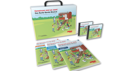 Der Musical-Koffer der Bunten Bande. Davor liegen drei Broschüren. Rechts neben dem Koffer sind zwei CDs abgebildet.