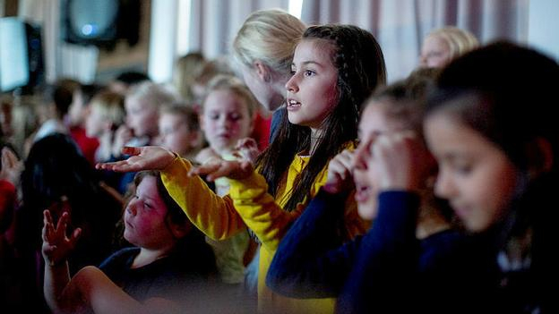 Mehrere Kinder, die singen.