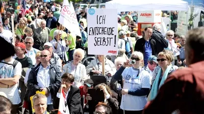 Menschen demonstrieren am 5. Mai