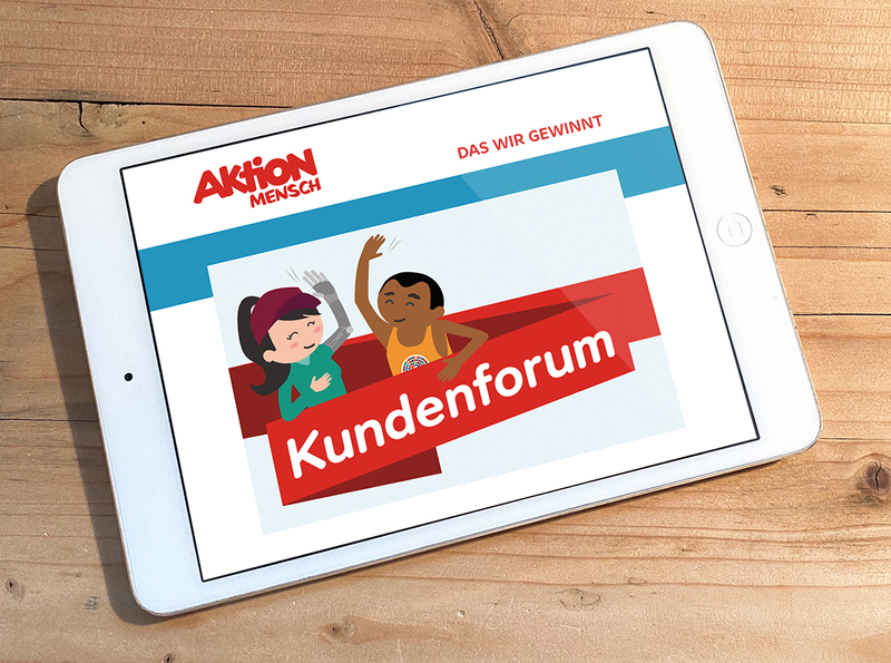 Ein Tablet liegt auf einem Holztisch. Auf dem Bildschirm  steht das Wort Kundenforum.