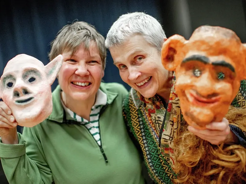 Zwei Frauen präsentieren ihre selbstgefertigten Masken