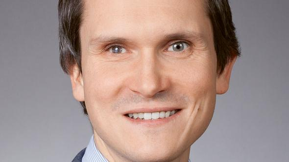 Porträt eines lächelnden Mannes im Anzug
