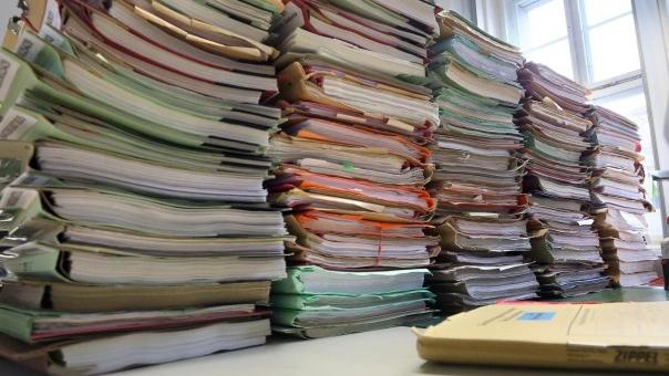 Stapeln von Mappen liegen nebeneinander