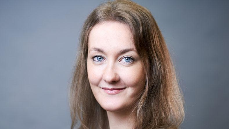 Porträt einer dunkelblonden Frau 