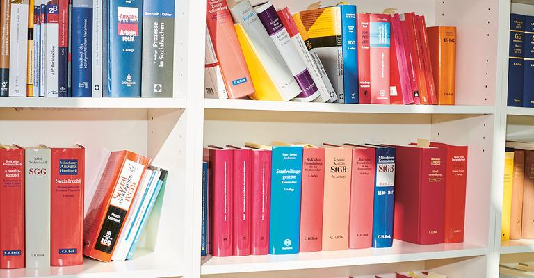 Bücherwand in einer Kanzlei