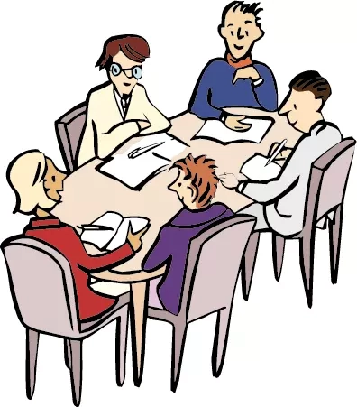 Männer und Frauen sitzen am Tisch und arbeiten
