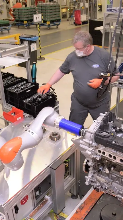 Dietmar Brauner arbeitet mit Kobot