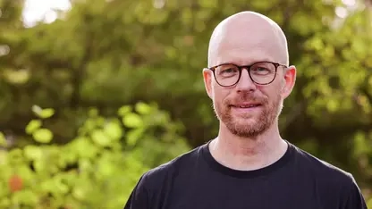 Martin Lüneberger, ein Mann mit Glatze, kurzem Bart und Brille.