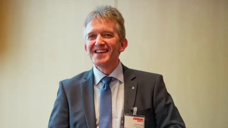 Gerhard Suder bei einem Vortrag