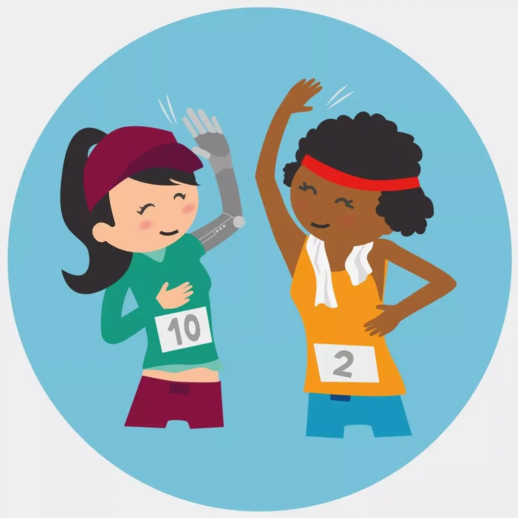 Inklumoji: Zwei Personen in Sportkleidung klatschen einander lachend ab. Eine der beiden trägt eine Armprothese.