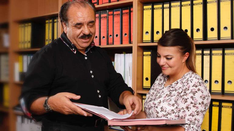 Azubi Nesrin Bektas in ihrer Anwaltskanzlei