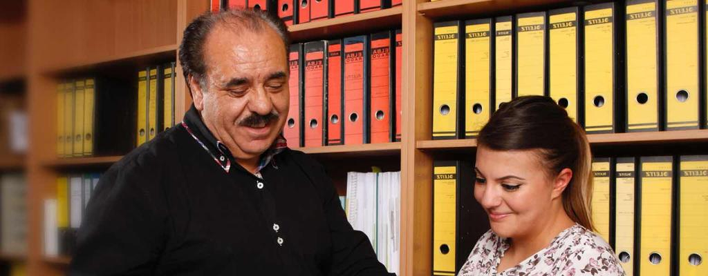 Azubi Nesrin Bektas in ihrer Anwaltskanzlei