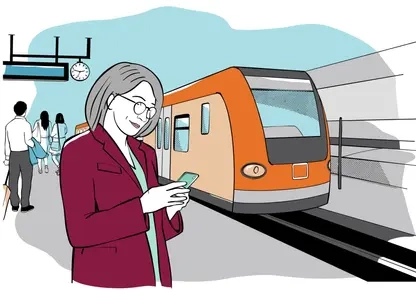 Skizze: Eine Frau steht an einer Bahnhaltestelle und schaut auf ihr Smartphone. Im Hintergrund sieht man eine Bahn.