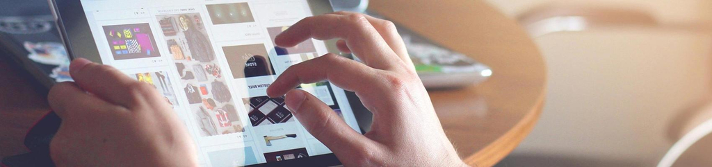 Zu sehen sind Hände, die ein Tablet bedienen.