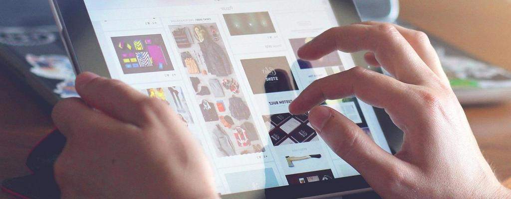 Zu sehen sind Hände, die ein Tablet bedienen.