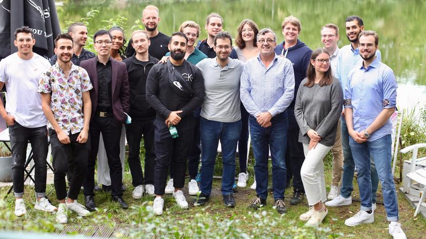 Eine Gruppe junger Menschen mit und ohne Behinderung, mit und ohne Migrationshintergrund