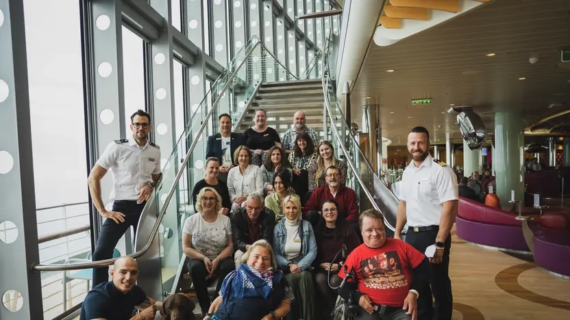 Menschen mit und ohne Behinderung, einige sitzen im Rollstuhl, einige haben eine Uniform an