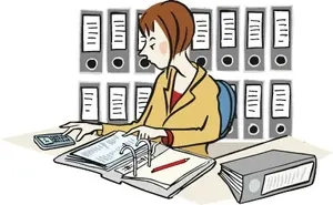 Eine Frau sitzt an einem Schreibtisch und arbeitet mit einem Aktenordner und einem Taschenrechner.