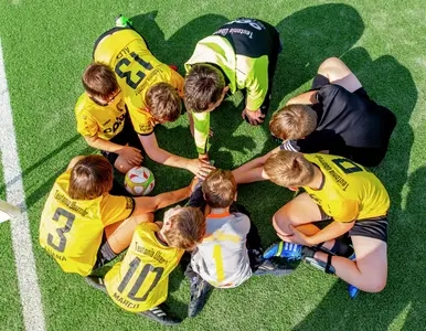 Die Spieler des Fußballvereins Teutonia Überruhr legen ihre Hände im Kreis übereinander