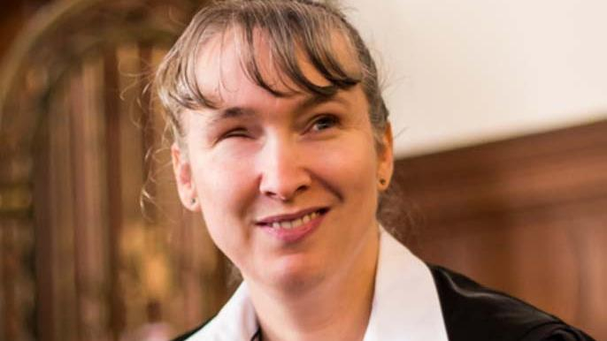 Eine blinde Richterin im Porträt