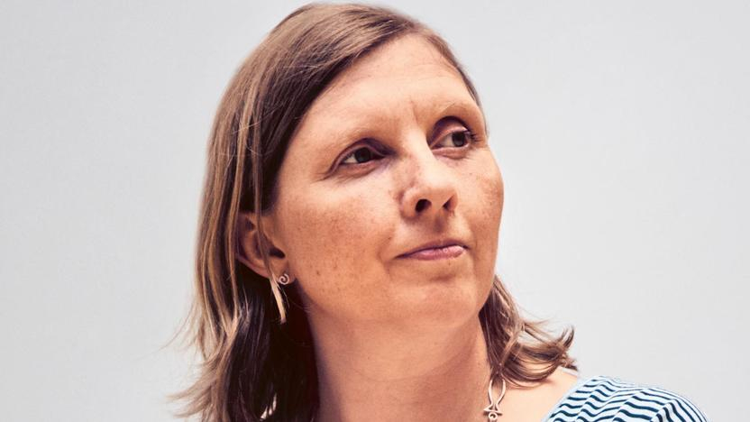 Porträt einer nachdenklich schauenden Frau 