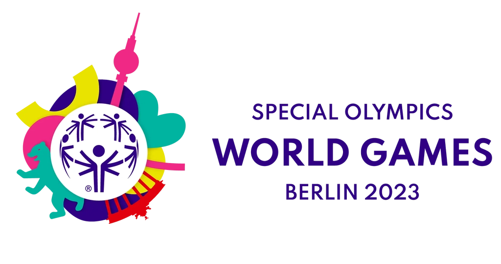 Ein buntes Logo, das unter anderem den Berliner Fernsehturm, das Brandenburger Tor und den Berliner Bären zeigt. Daneben steht: Special Olympics World Games Berlin 2023.