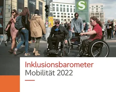 Die Titelseite des neuen Inklusionsbarometers Mobilität. Auf dem Bild werden Menschen mit und ohne Behinderung an einer S-Bahn  Haltestelle gezeigt