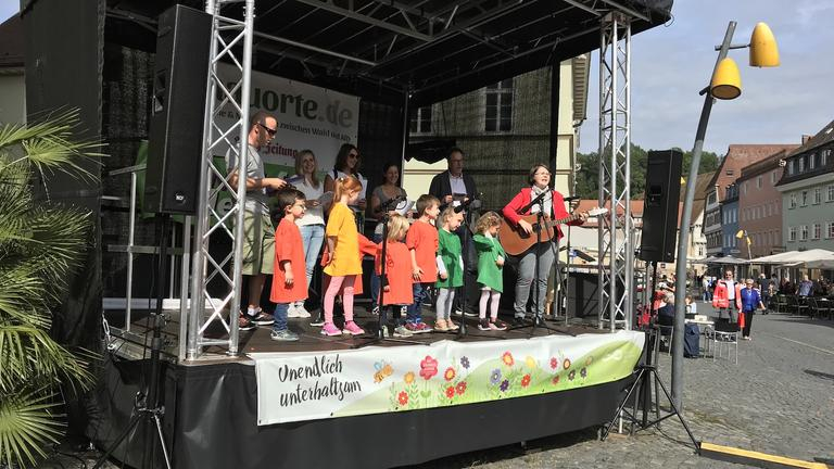 Ein Kinderchor beim Auftritt auf der Bühne