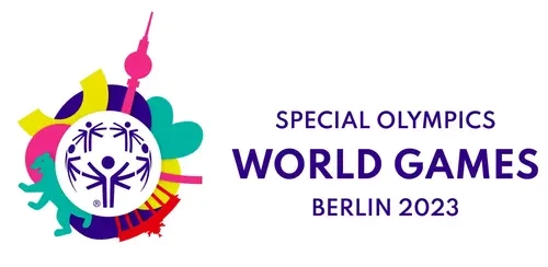 Ein buntes Logo, das unter anderem den Berliner Fernsehturm, das Brandenburger Tor und den Berliner Bären zeigt. Daneben steht: Special Olympics World Games Berlin 2023.